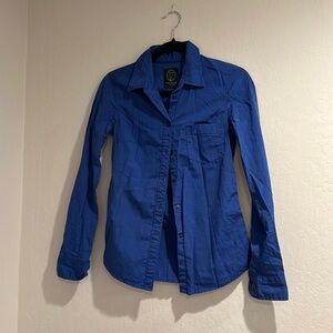 Form fitting classic blue shirt